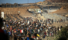 Des Palestiniens rassemblés à un point de distribution d'aide de la Fondation humanitaire de Gaza (GHF), près du camp de réfugiés de Nousseirat, dans le centre de la bande de Gaza, le 25 juin 2025 ( AFP / Eyad BABA )
