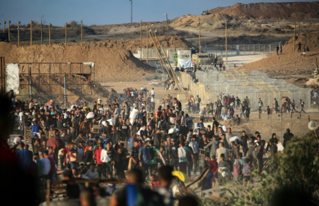 Des Palestiniens rassemblés à un point de distribution d'aide de la Fondation humanitaire de Gaza (GHF), près du camp de réfugiés de Nousseirat, dans le centre de la bande de Gaza, le 25 juin 2025 ( AFP / Eyad BABA )