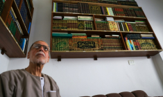 Mustafa Khaled Alwan devant sa bibliothèque, à son domicile à Homs, en Syrie, le 19 septembre 2026 ( AFP / Bakr ALKASEM )