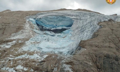 UN GLACIER S'EFFONDRE DANS LES ALPES ITALIENNES