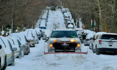 Un camion déneige une rue dans un quartier résidentiel de Washington, le 26 janvier 2026 ( AFP / Daniel SLIM )