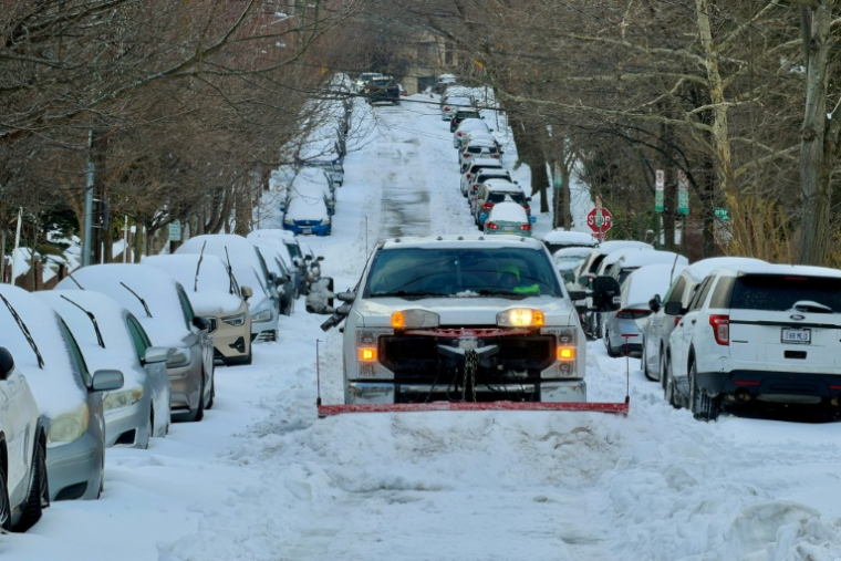 Un camion déneige une rue dans un quartier résidentiel de Washington, le 26 janvier 2026 ( AFP / Daniel SLIM )