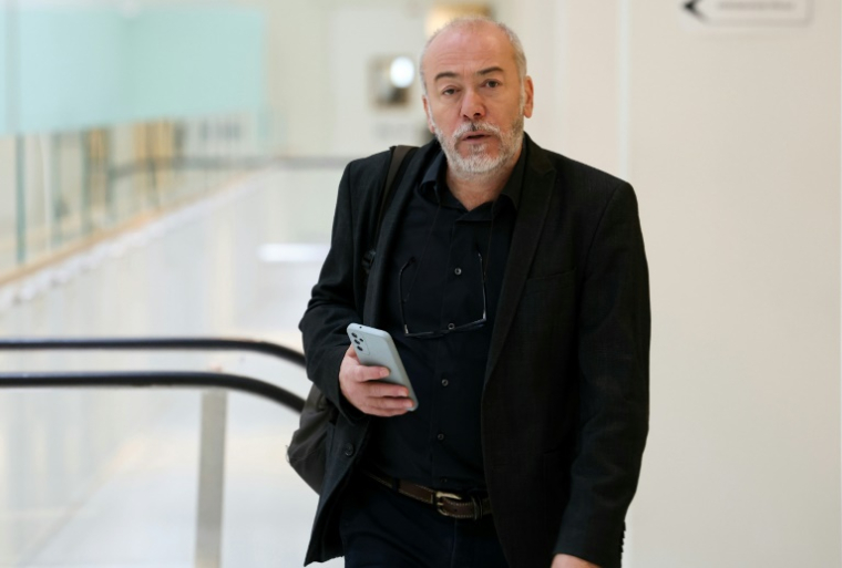 Le journaliste Christophe Nobili arrive pour l'ouverture du procès des anciens dirigeants du journal satirique Le canard enchaîné pour abus de biens sociaux au tribunal judiciaire de Paris, le 8 octobre 2024 ( AFP / Alain JOCARD )