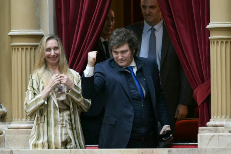 Le président argentin Javier Milei et la secrétaire générale de la présidence, sa soeur Karina Milei, lors de la cérémonie de prestation de serment à la Chambre des députés du parlement  argentin à Buenos Aires, le 3 décembre 2025 ( AFP / JUAN MABROMATA )