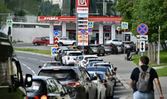 Les stations-service de Russie encore approvisionnées sont prises d'assaut par les automobilistes (illustration) ( AFP / IGOR IVANKO )