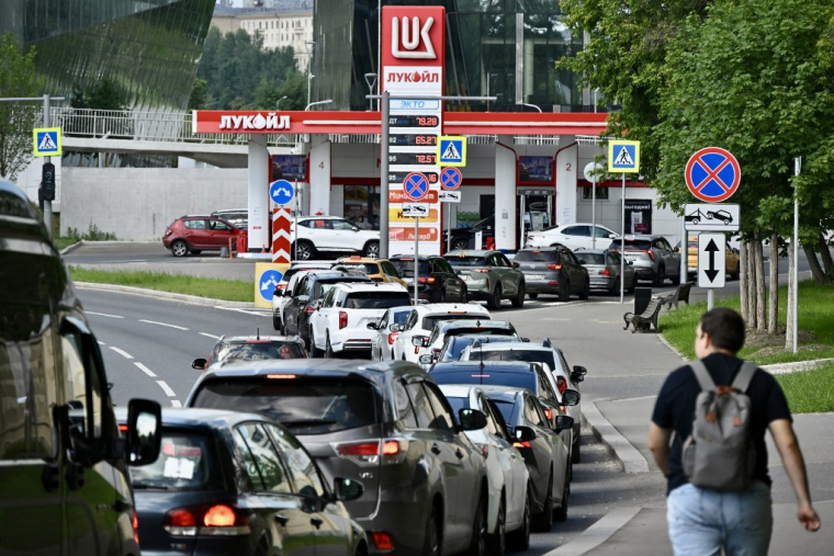 Les stations-service de Russie encore approvisionnées sont prises d'assaut par les automobilistes (illustration) ( AFP / IGOR IVANKO )