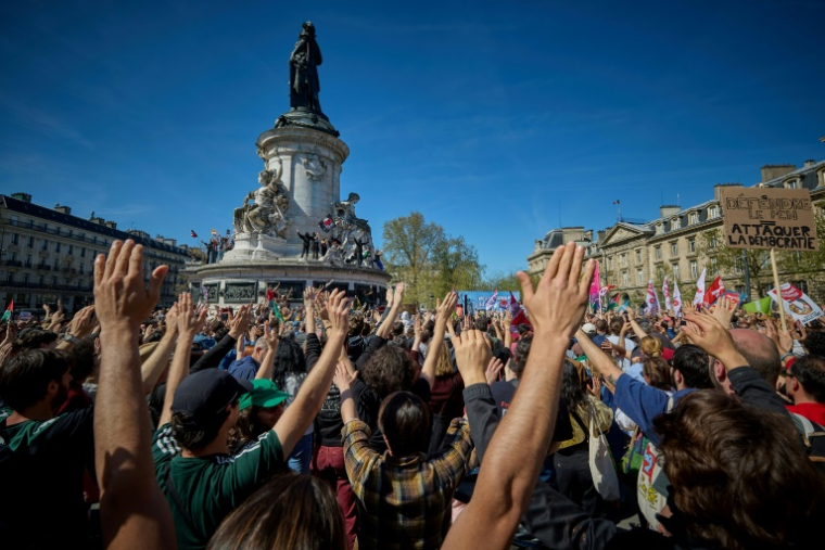 Rassemblement contre l'extrême droite, organisé par le parti de gauche La France Insoumise (LFI) et Les Ecologistes, place de la République à Paris, le 6 avril 2025 ( AFP / Kiran RIDLEY )