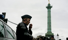 Un officier de police communique sur sa radio avant une nouvelle manifestation à Paris, le 24 octobre 2026  ( AFP / Dimitar DILKOFF )