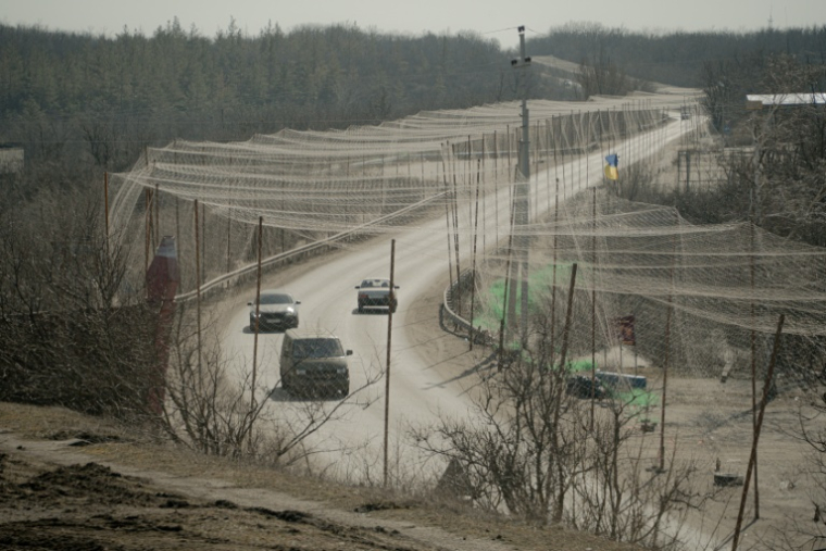 Filet antidrones à Izioum, près de Kharkiv dans l'est de l'Ukraine, le 10 mars 2026 ( AFP / Ivan SAMOILOV )