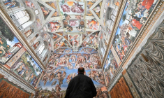 Un homme visite la chapelle Sixtine au musée du Vatican, le 1er février 2021 ( AFP / Andreas SOLARO )
