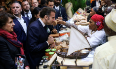 Le président Emmanuel Macron et la ministre l'Agriculture Annie Genevard (g) visitent le stand de Mayotte au Salon de l'agriculture, le 21 février 2026 ( POOL / Manon Cruz )