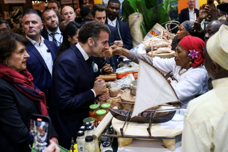 Le président Emmanuel Macron et la ministre l'Agriculture Annie Genevard (g) visitent le stand de Mayotte au Salon de l'agriculture, le 21 février 2026 ( POOL / Manon Cruz )