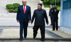 Le dirigeant nord-coréen Kim Jong Un et le président américain Donald Trump traversent ensemble le sud de la ligne de démarcation militaire qui sépare la Corée du Nord et la Corée du Sud, après que le président Trump a brièvement franchi la limite vers le côté nord après que Trump a brièvement franchi la limite vers le côté nord, dans la Zone commune de sécurité (JSA) de Panmunjom, dans la zone démilitarisée (DMZ), le 30 juin 2019 ( AFP / Brendan Smialowski )