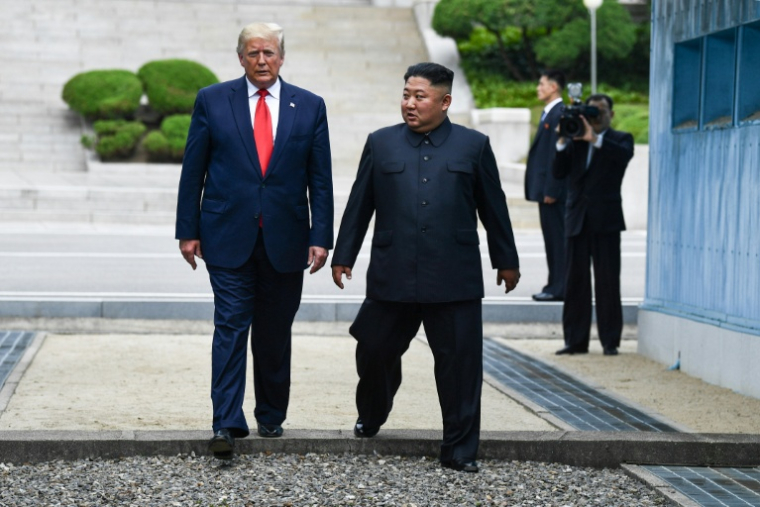 Le numéro un nord-coréen Kim Jong Un (droite) et le président américain Donald Trump se rencontre à la frontière intercoréenne, le 30 juin 2019 à Panmunjom en Corée du Sud ( AFP / Brendan Smialowski )