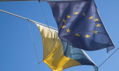 Le drapeau de l'UE flotte à côté du drapeau national de l'Ukraine à Berne