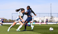 Une joueuse du PSG quitte la pelouse escortée par la sécurité