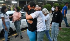 L'ancienne prisonnière politique Angela Vasquez embrasse son frère après sa libération de la prison de  Rodeo I à Guatire, au Venezuela, le 14 août 2026 ( AFP / Juan BARRETO )