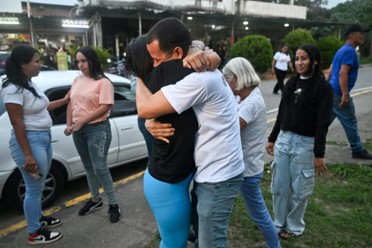 L'ancienne prisonnière politique Angela Vasquez embrasse son frère après sa libération de la prison de  Rodeo I à Guatire, au Venezuela, le 14 août 2026 ( AFP / Juan BARRETO )