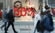 Des gens passent devant un magasin à Francfort