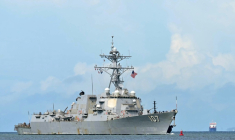 Le navire de guerre lance-missile américain USS Gravely arrive à Port d'Espagne, capitale de Trinité-et-Tobago, petit archipel situé à une dizaine de kilomètres du Venezuela, le 26 octobre 2025 ( AFP / MARTIN BERNETTI )