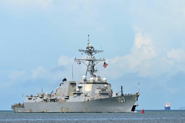 Le navire de guerre lance-missile américain USS Gravely arrive à Port d'Espagne, capitale de Trinité-et-Tobago, petit archipel situé à une dizaine de kilomètres du Venezuela, le 26 octobre 2025 ( AFP / MARTIN BERNETTI )