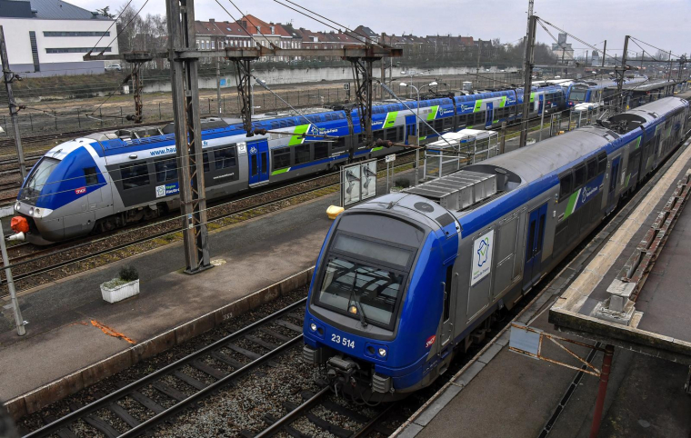 Il manque actuellement "une cinquantaine de nouveaux conducteurs" en Ile-de-France (sur 2.650) et "moins d'une centaine" dans les TER (sur 5.500), soit "environ 1% des effectifs de conducteurs au plan national". Les TGV sont épargnés. ( AFP / PHILIPPE HUGUEN )