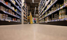 "Dans les supermarchés, les promotions censées vous permettre de faire des économies poussent surtout à acheter des aliments mauvais pour la santé", dénoncent sept associations ( AFP / JOEL SAGET )