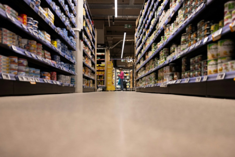 "Dans les supermarchés, les promotions censées vous permettre de faire des économies poussent surtout à acheter des aliments mauvais pour la santé", dénoncent sept associations ( AFP / JOEL SAGET )