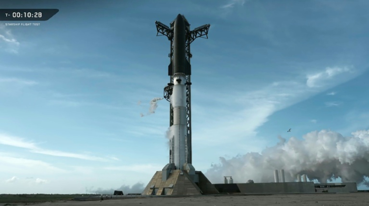 Image tirée d'une retransmission en direct de SpaceX montrant la fusée Starship dix minutes avant son lancement prévu depuis Starbase, lors du 13e vol d'essai à South Padre Island, au Texas, le 16 juillet 2026 ( SPACEX / - )