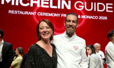 Le chef Michaël Arnoult du restaurant Les Morainières avec sa femme Ingrid à Monaco le 16 mars 2026 ( AFP / Valery HACHE )