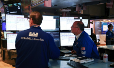 Des opérateurs à la Bourse de New York le 5 octobre 2026 ( AFP / TIMOTHY A. CLARY )
