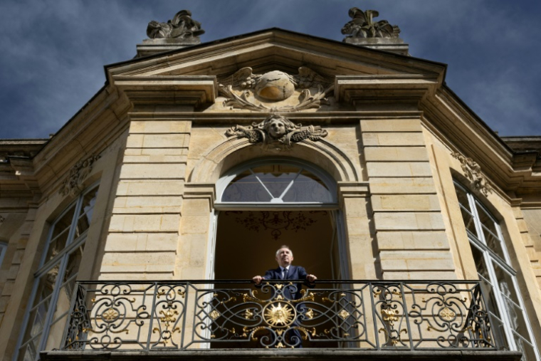 Le Premier ministre François Bayrou au balcon de son bureau à l'hôtel Matignon, le 6 septembre 2025 à Paris ( AFP / JOEL SAGET )