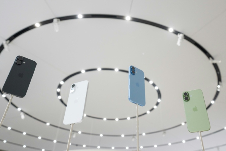 Des iPhone 17 d'Apple exposés au Steve Jobs Theater sur le campus d'Apple Park à Cupertino, en Californie, le 9 septembre 2025 ( AFP / Nic Coury )