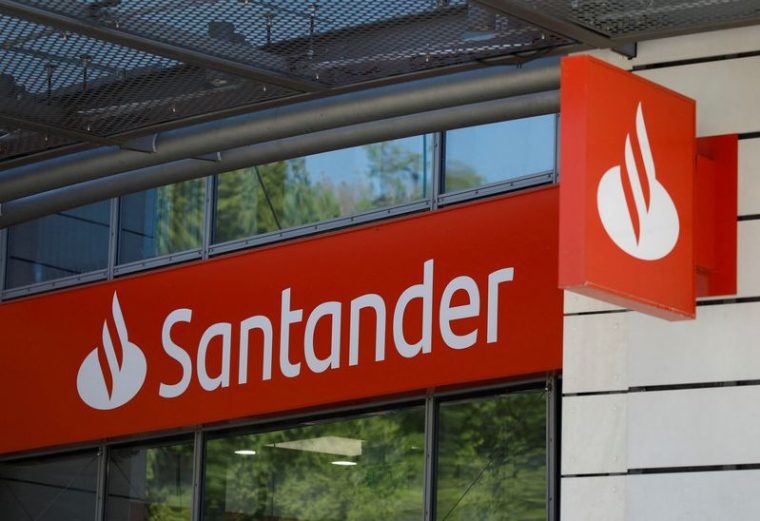 Le logo de Santander est vu à Varsovie