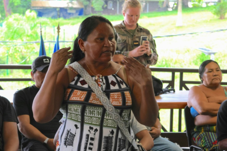 Une habitante, Françoise Renaud, prend la parole lors d'une rencontre avec la délégation préfectorale à Camopi, le 11 mai 2026 en Guyane ( AFP / Guillaume REUGE )