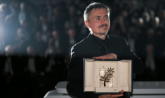 Le réalisateur roumain Cristian Mungiu pose avec la Palme d'Or pour son film "Fjord" lors de la cérémonie de clôture du 79e Festival de Cannes, le 23 mai 2026 ( AFP / Olivier CHASSIGNOLE )