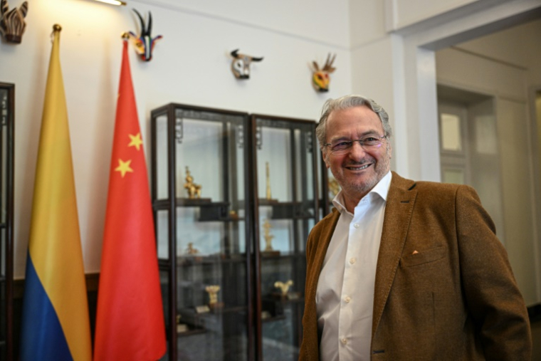 Le réalisateur Sergio Cabrera, aujourd'hui ambassadeur de Colombie en Chine, lors d'une interview à Pékin, le 23 mai 2025 ( AFP / JADE GAO )