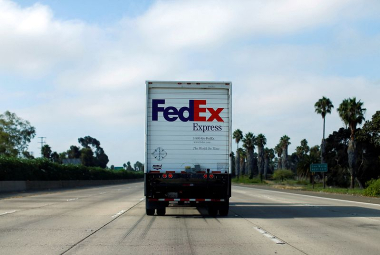 Photo d'archives d'un camion FedEx sur une autoroute à San Diego, en Californie