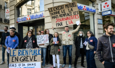 Des journalistes de titres appartenant au groupe Ebra en grève devant une agence du Crédit Mutuel, propriétaire du groupe, à Dijon, le 9 octobre 2026 ( AFP / ARNAUD FINISTRE )