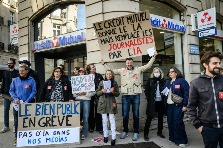 Des journalistes de titres appartenant au groupe Ebra en grève devant une agence du Crédit Mutuel, propriétaire du groupe, à Dijon, le 9 octobre 2026 ( AFP / ARNAUD FINISTRE )
