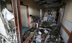 Des Palestiniens inspectent les dégâts dans l'hôpital Nasser de Khan Younès, dans le sud de la bande de Gaza, après une frappe israélienne nocturne, le 13 mai 2025 ( AFP / Eyad BABA )