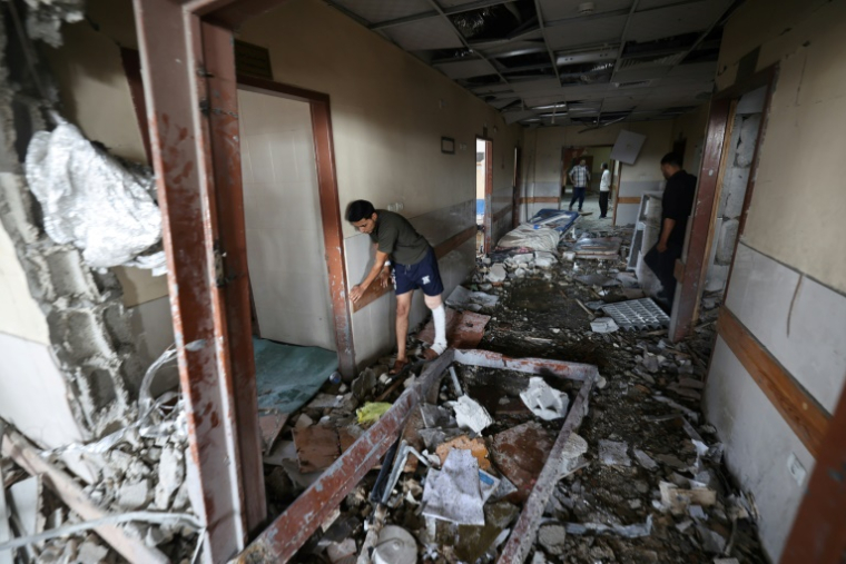 Des Palestiniens inspectent les dégâts dans l'hôpital Nasser de Khan Younès, dans le sud de la bande de Gaza, après une frappe israélienne nocturne, le 13 mai 2025 ( AFP / Eyad BABA )