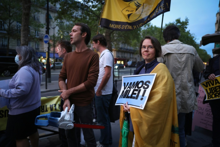 Des manifestants prennent part à un rassemblement en soutien au président argentin Javier Milei, à l'occasion du début de sa visite en France, à Paris, le 30 septembre 2026 ( AFP / Kenzo TRIBOUILLARD )
