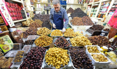 Un vendeur sur le marché de Moubarakiyah, le 16 août 2026 dans la ville de Koweït ( AFP / YASSER AL-ZAYYAT )