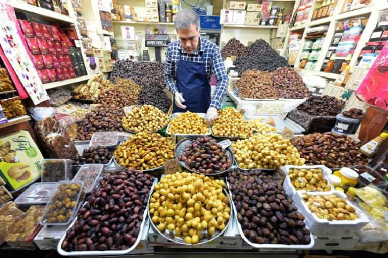 Un vendeur sur le marché de Moubarakiyah, le 16 août 2026 dans la ville de Koweït ( AFP / YASSER AL-ZAYYAT )