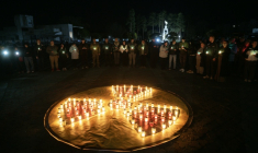 Des participants au 40e anniversaire de la catastrophe de Tchernobyl portent des bougies en mémoire des victimes dans la ville de Slavutych le 25 avril 2026 ( AFP / Genya SAVILOV )