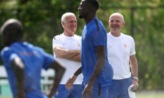 Le sélectionneur de la France Didier Deschamps (à gauche en maillot blanc) et son assistant Guy Stephan lors d'un entraînement à East Hanover (New Jersey) le 15 juin 2026 ( AFP / FRANCK FIFE )