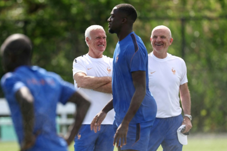 Le sélectionneur de la France Didier Deschamps (à gauche en maillot blanc) et son assistant Guy Stephan lors d'un entraînement à East Hanover (New Jersey) le 15 juin 2026 ( AFP / FRANCK FIFE )