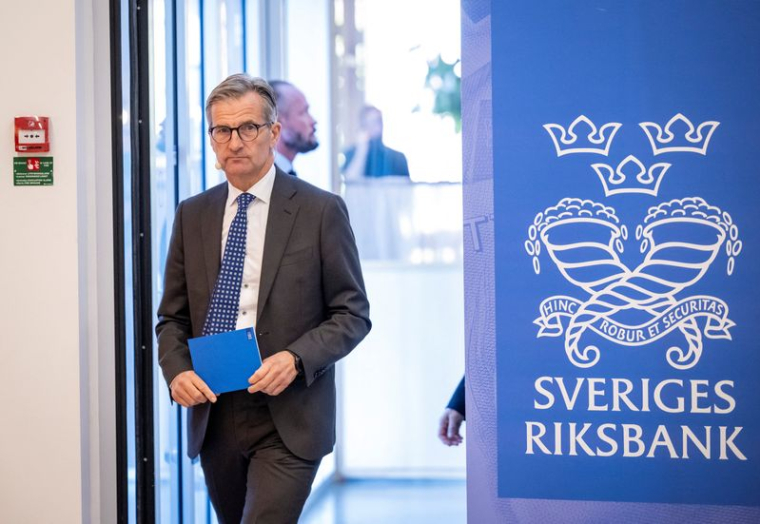 Le gouverneur de la Riksbank, M. Thedeen, donne une conférence de presse à Malmö
