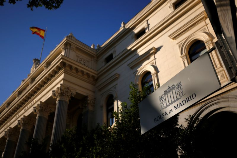 Un drapeau espagnol flotte au-dessus de la Bourse de Madrid